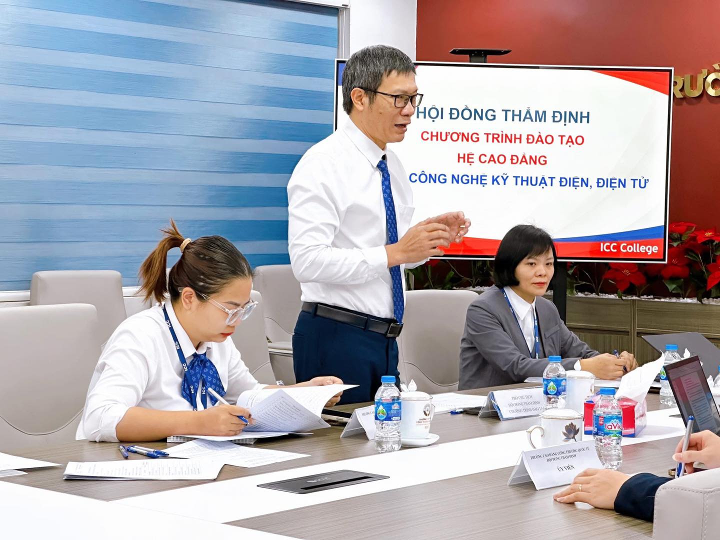 Thầy Lê Hồng Sơn – Trưởng phòng Đào tạo ICC tại buổi họp hội đồng thẩm định