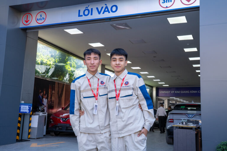 Vũ (bên phải) và bạn tại buổi học thực hành tại Vinfast